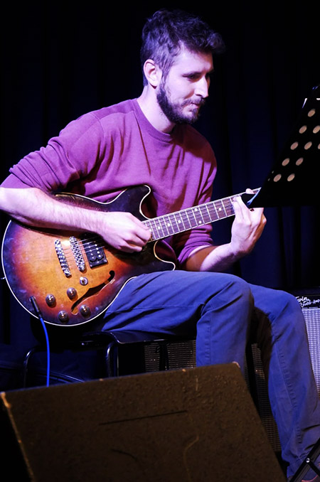 Nik Blagoev spielt auf einer E-Gitarre